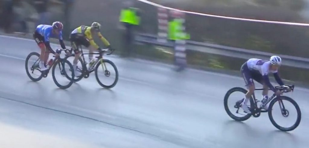 Evenepoel, Pogacar en Vingegaard verkeerd gestuurd door onoplettende seingever