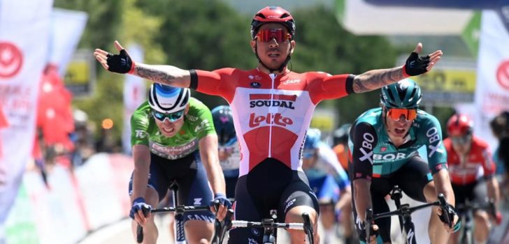 Caleb Ewan wint oplopende sprint in Ronde van Turkije, Danny van Poppel derde
