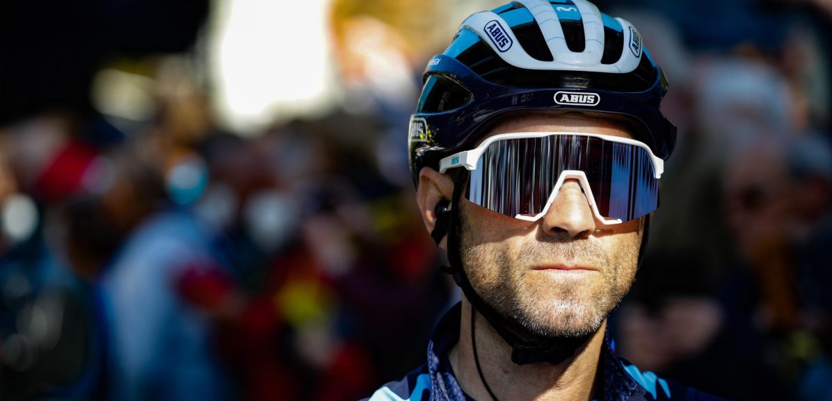 Alejandro Valverde in ziekenhuis na aanrijding, schade valt mee