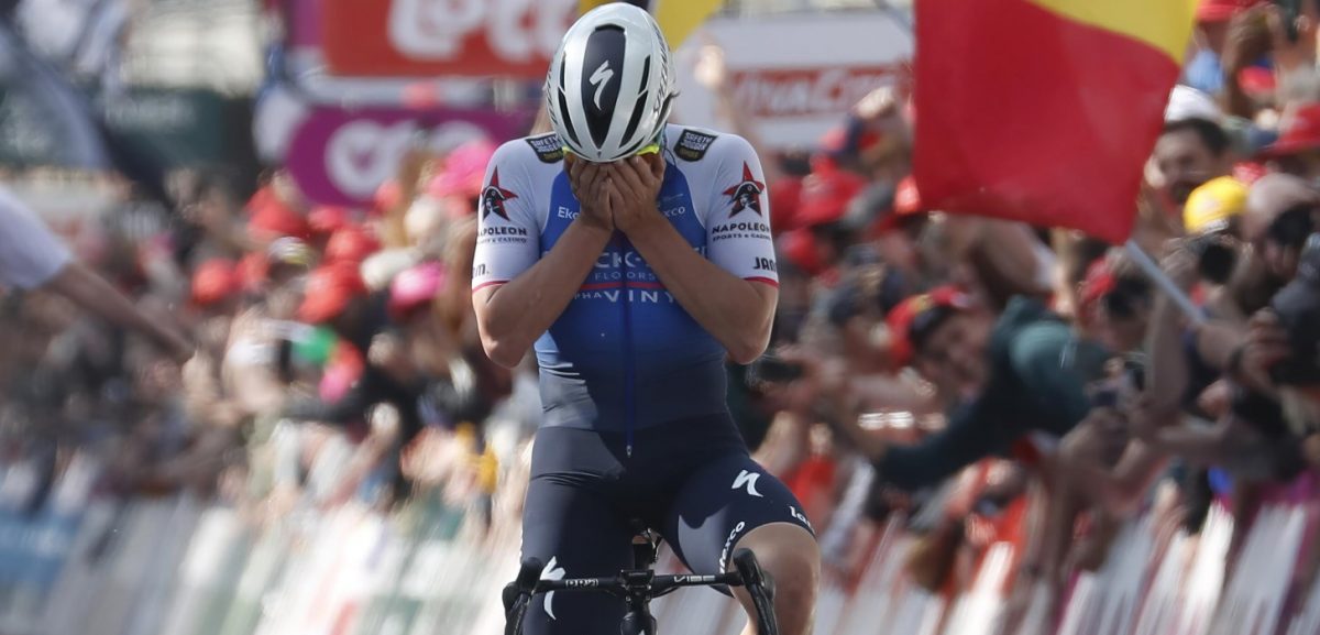 Indrukwekkende Remco Evenepoel wint Luik-Bastenaken-Luik, Hermans en Van Aert op podium