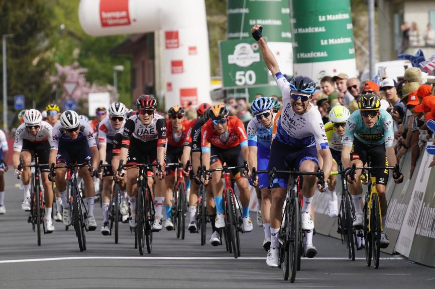 Patrick Bevin klopt Ethan Hayter in sprint Ronde van Romandië