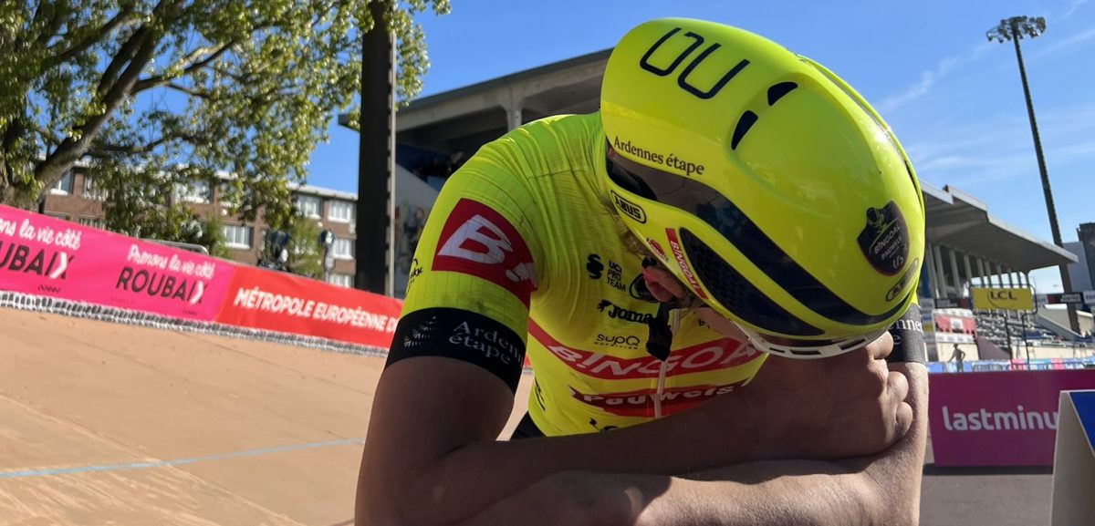 Bas Tietema komt als allerlaatste aan in Vélodrome na Parijs-Roubaix