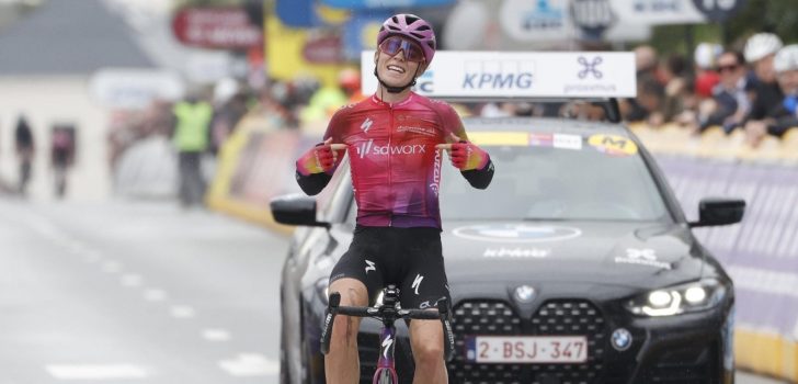 Demi Vollering klopt Pauliena Rooijakkers in openingsrit Itzulia Women