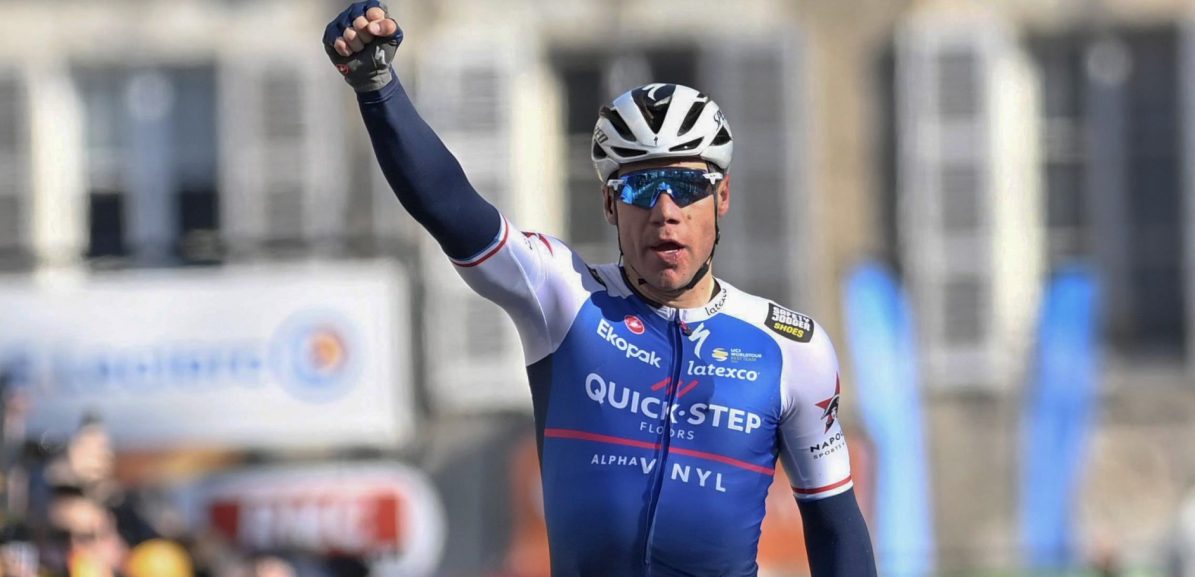Fabio Jakobsen omringd door sprintploeg in Ronde van Hongarije
