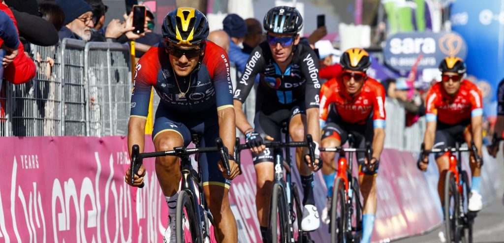 Bardet en Arensman in favorietengroep op Etna: “Goede eerste test”