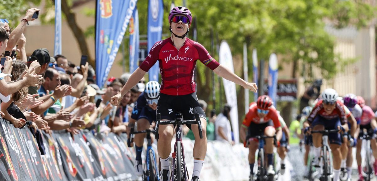 Lotte Kopecky snelt op overtuigende wijze naar zege in openingsrit Vuelta a Burgos