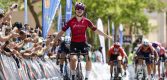 Lotte Kopecky snelt op overtuigende wijze naar zege in openingsrit Vuelta a Burgos