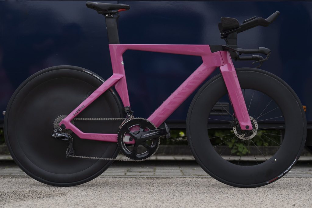 Giro 2022: Dit is de speciale roze Canyon-tijdritfiets van Mathieu van der Poel