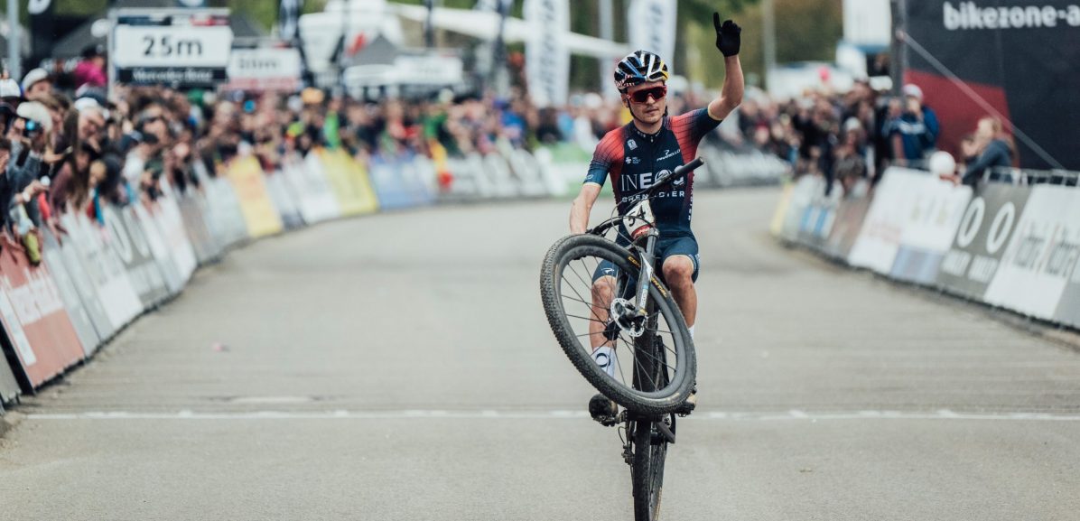 Tom Pidcock vecht zich naar winst in heerlijke MTB-wereldbeker in Nové Mesto
