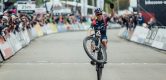 Tom Pidcock vecht zich naar winst in heerlijke MTB-wereldbeker in Nové Mesto