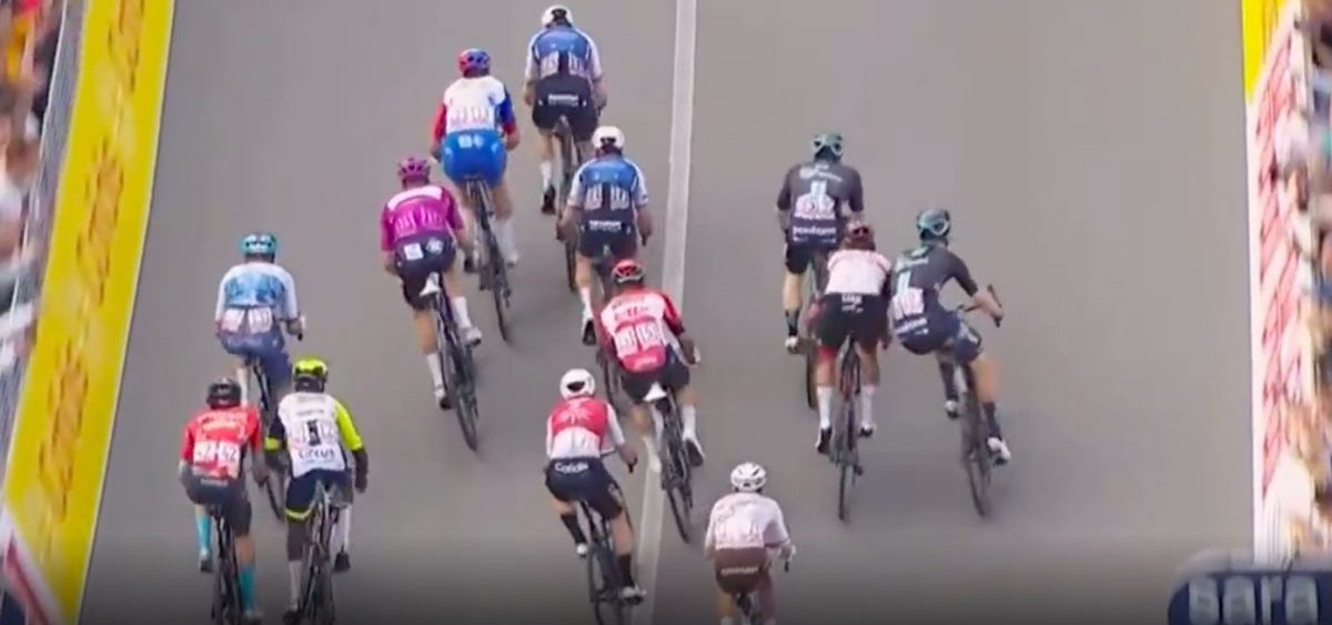 Cees Bol baalt na beuk van Gaviria in massasprint: “Had veel erger kunnen aflopen”