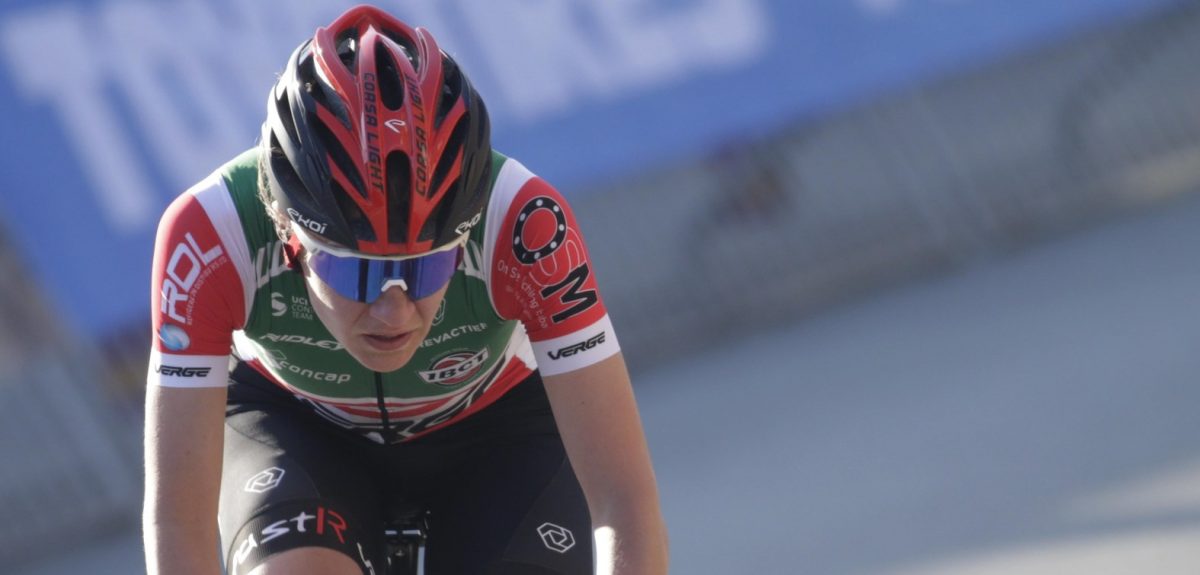 Loes Adegeest slaat dubbelslag in Tour Féminin l’Ardèche