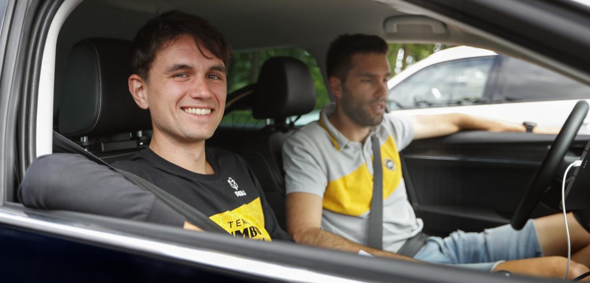 Milan Vader volgt derde rit ZLM Tour vanuit volgwagen Jumbo-Visma
