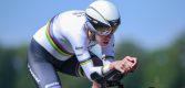 Ellen van Dijk rijdt in regenboogtrui naar winst in Chrono des Nations