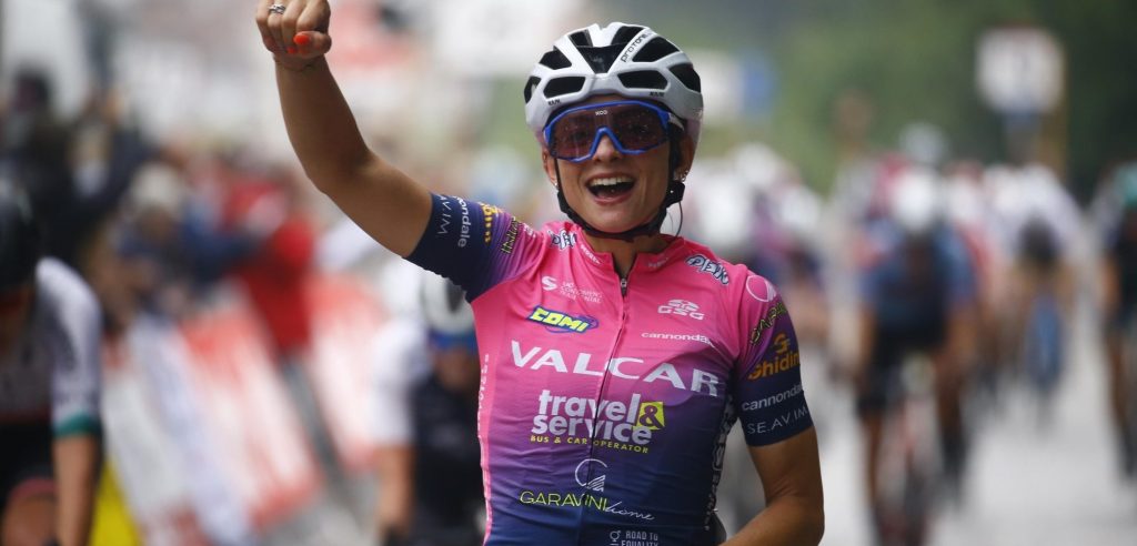 Chiara Consonni verslaat Sofie van Rooijen in Dwars door de Westhoek