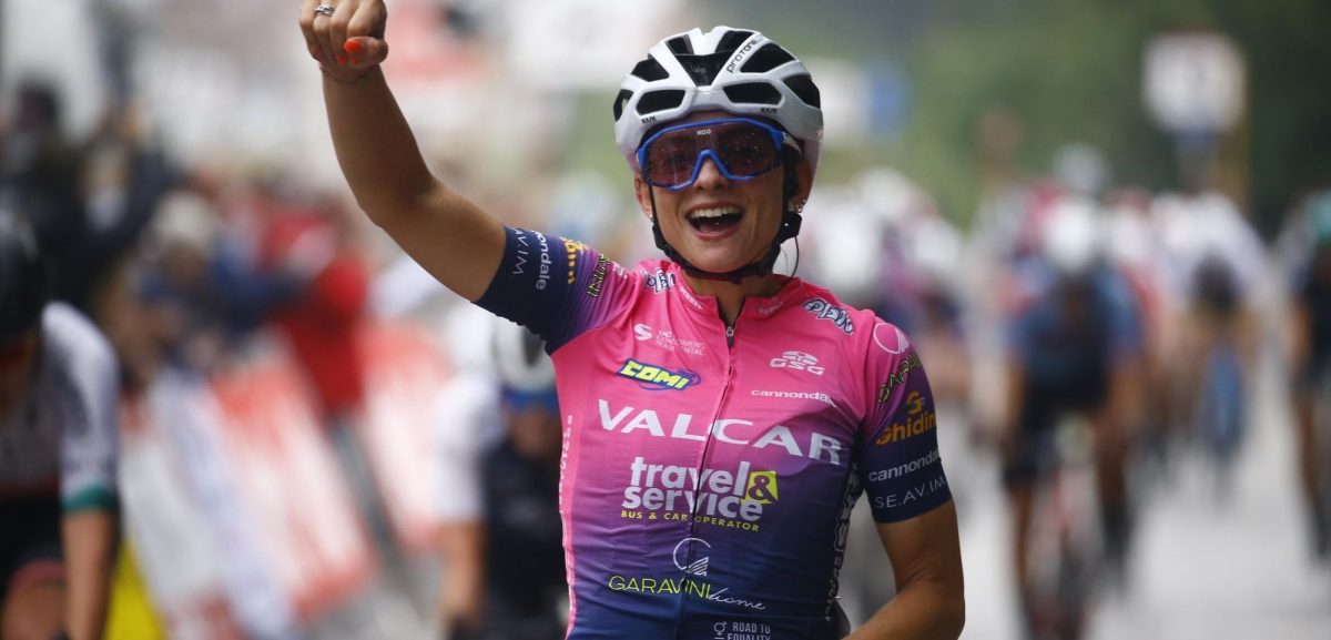 Chiara Consonni verslaat Sofie van Rooijen in Dwars door de Westhoek