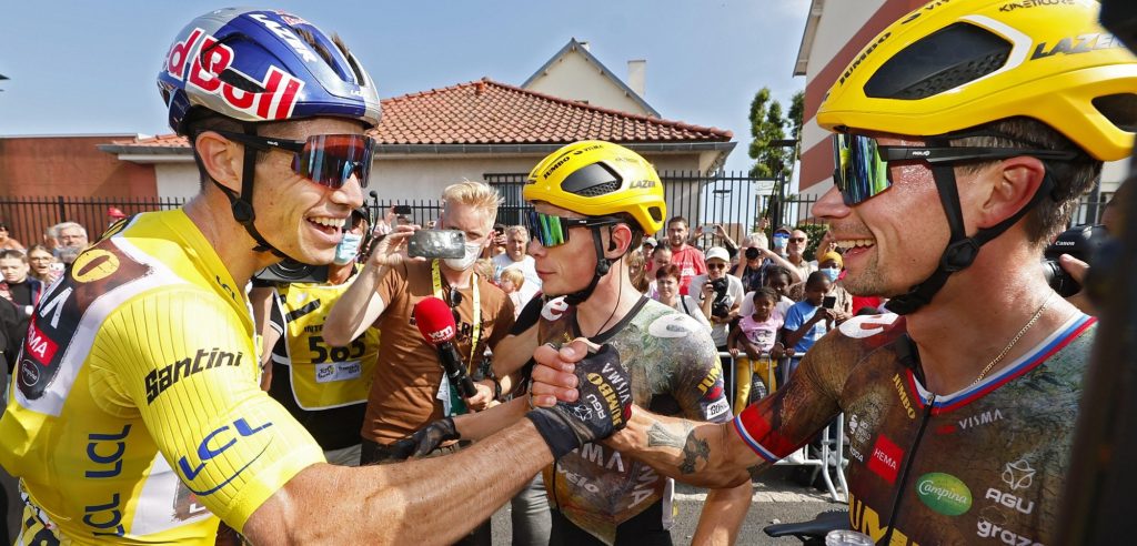 Frans Maassen na zege Wout van Aert: “Solo winnen in het geel is ongekend”