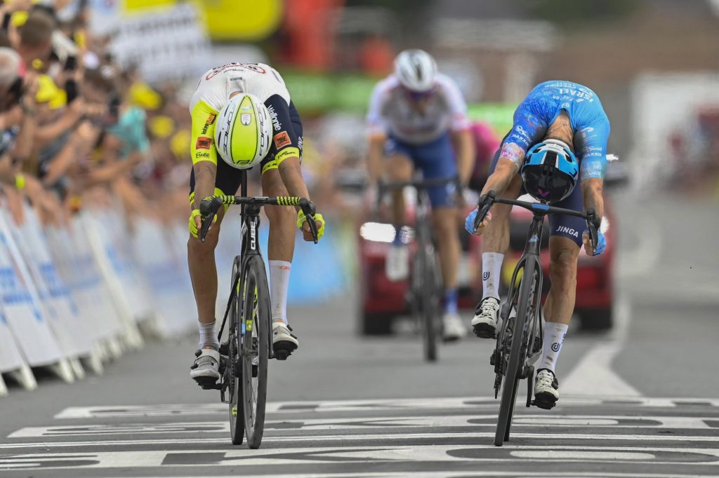 Tour 2022: Clarke klopt Van der Hoorn in kasseienrit, Pogacar wint tijd na Jumbo-chaos