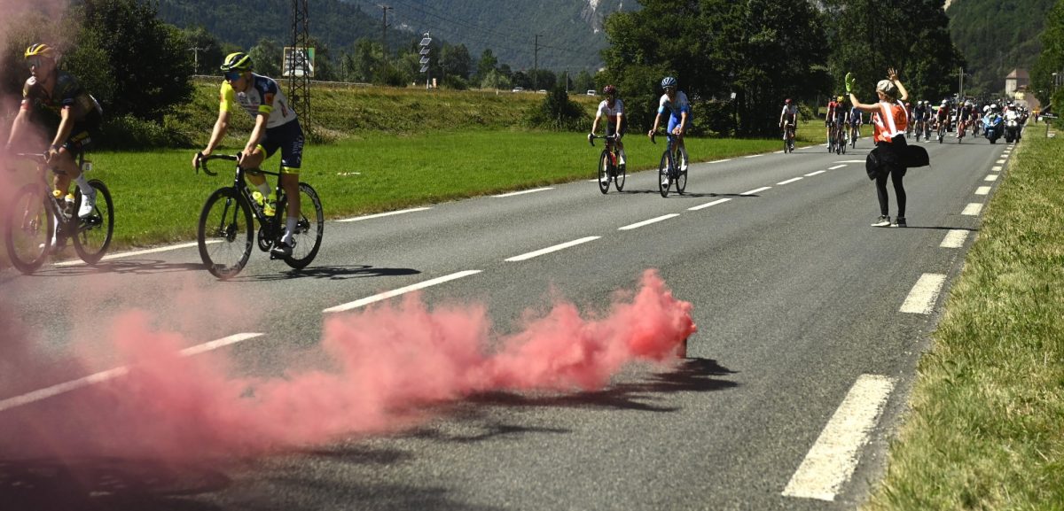 Tour 2022: Nieuwe protestactie legt peloton kort stil in negentiende rit