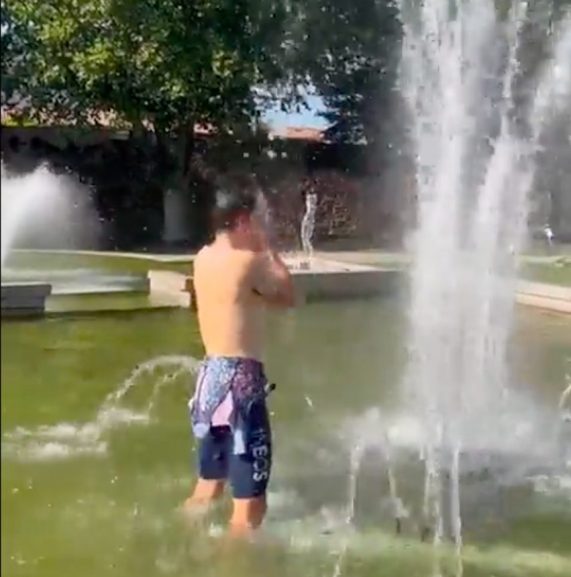 Opmerkelijk: Tom Pidcock duikt fontein in om af te koelen na snikhete Tourrit