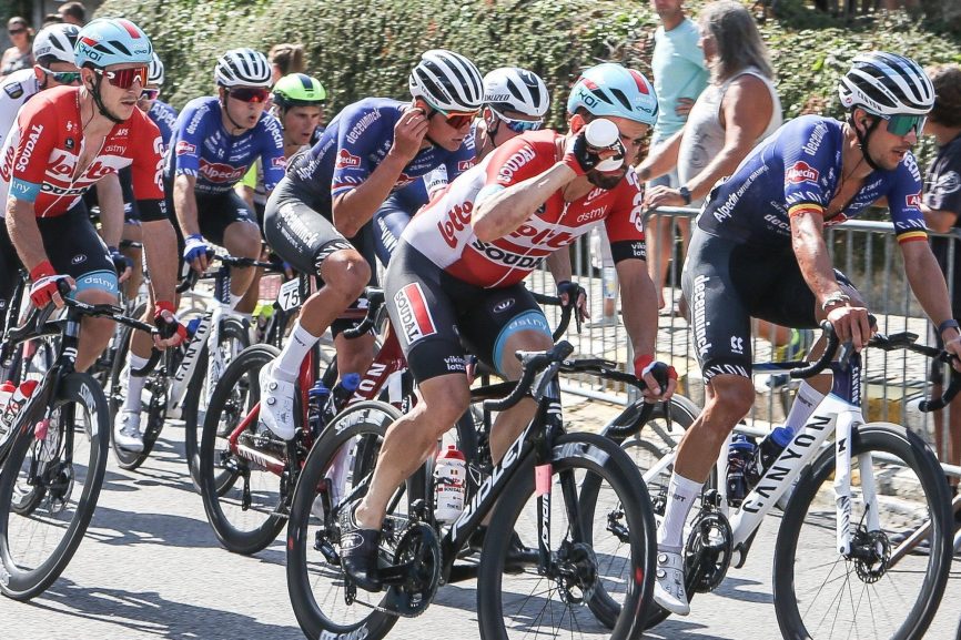 Mathieu van der Poel traint nog 65 kilometer bij na rentree in Druivenkoers