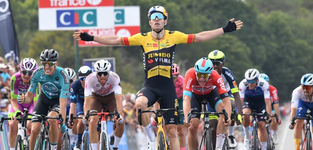 Wout van Aert kleurt de koers en wint Bretagne Classic-Ouest France