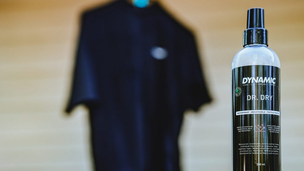 Dynamic lanceert waterbestendige spray voor fietskleding