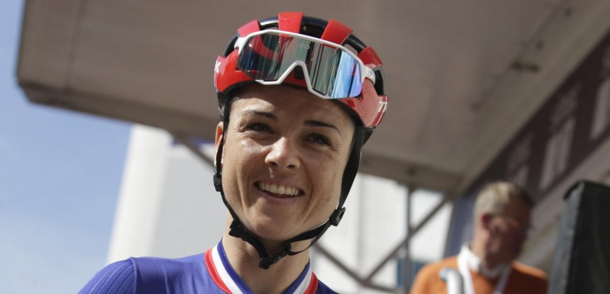 Audrey Cordon-Ragot zit, goed twee maanden na beroerte, weer op de fiets