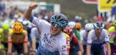 Corbin Strong zegeviert in openingsrit Tour of Britain op slotklim, Pidcock vijfde