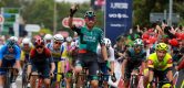 Jordi Meeus sprint naar ritwinst in Tour of Britain, deel peloton rijdt verkeerd