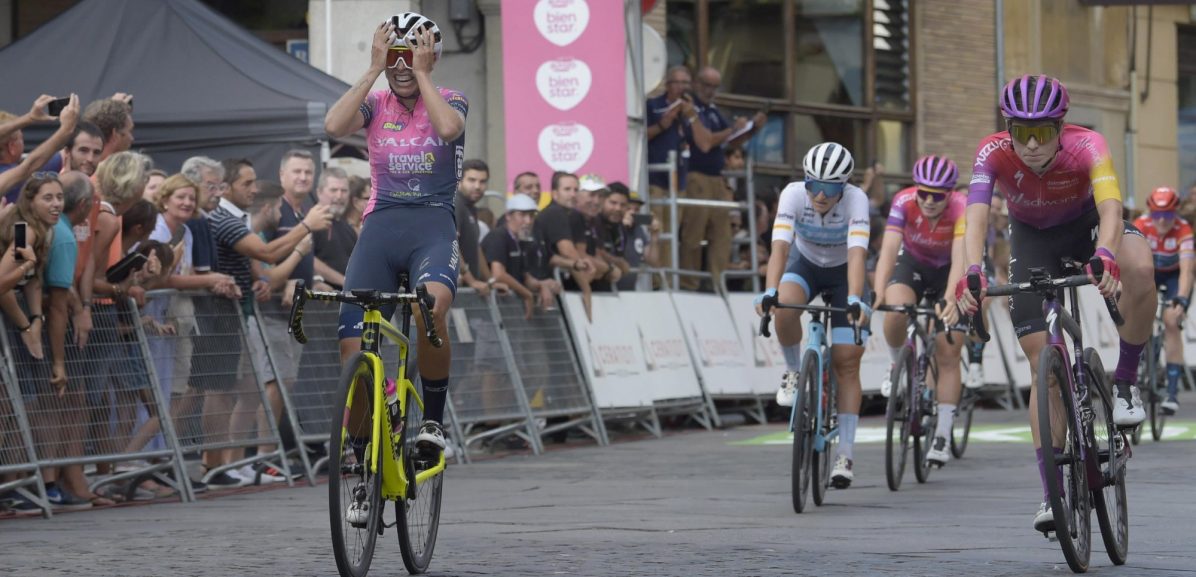 Persico wint in Ceratizit Challenge, Kiesenhofer strandt in slotkilometer na solo van 158 kilometer