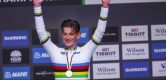 Joshua Tarling bezorgt Groot-Brittannië regenboogtrui: “Als goedmaker”
