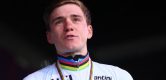 Evenepoel showt regenboogtrui voor het eerst in Binche-Chimay-Binche