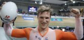 Jeffrey Hoogland knalt in Parijs naar derde wereldtitel op kilometer tijdrit