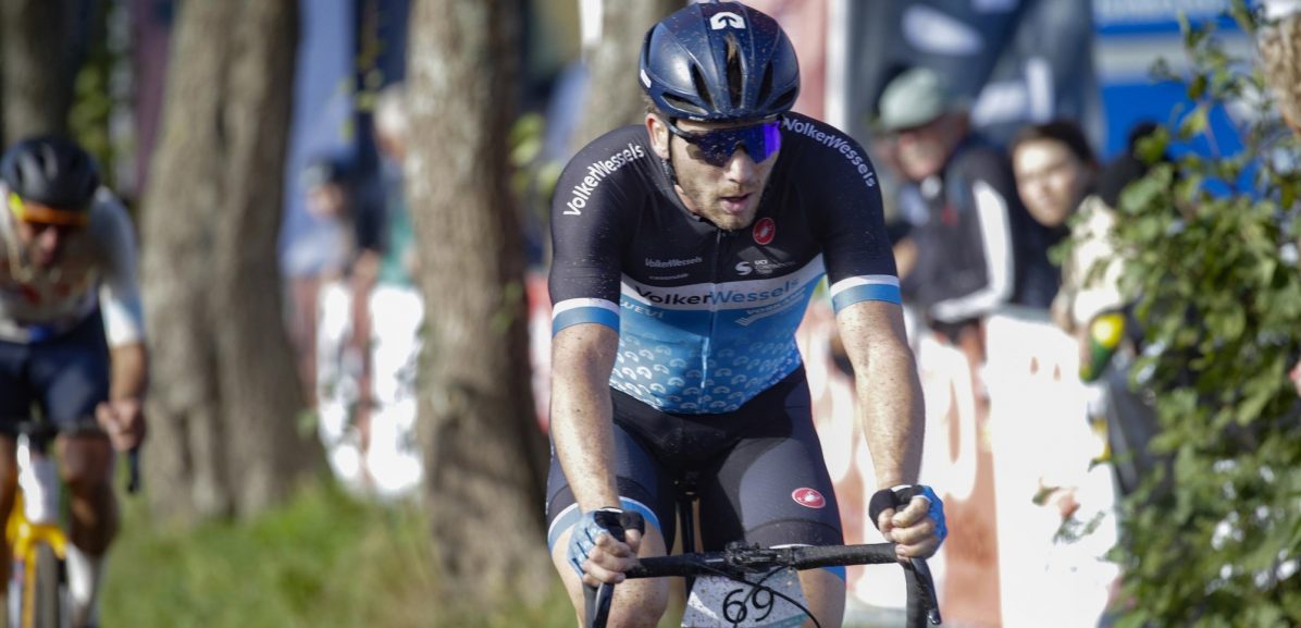 Coen Vermeltfoort sprint overtuigend naar zege in SIMAC Omloop der Kempen