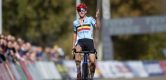 Thibau Nys wint eerste Wereldbeker voor beloften, Pim Ronhaar vijfde in Tábor