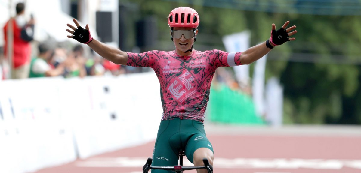 Neilson Powless soleert naar de zege in Japan Cup