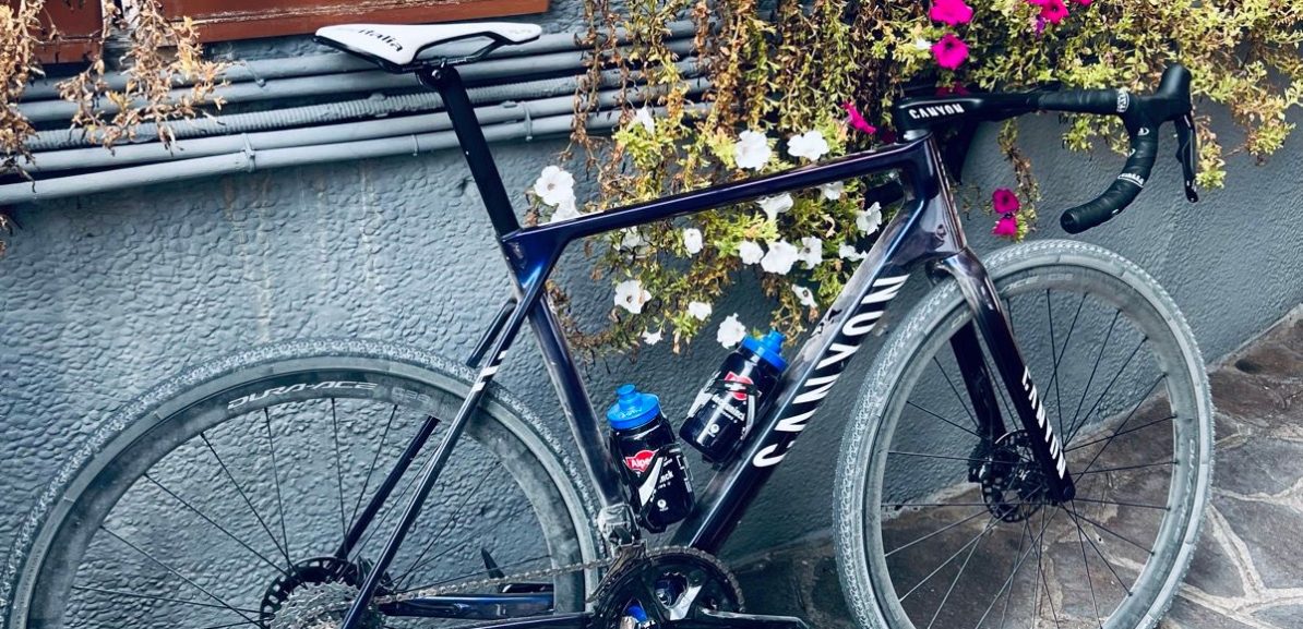 Mathieu van der Poel rijdt WK gravel op een wegfiets