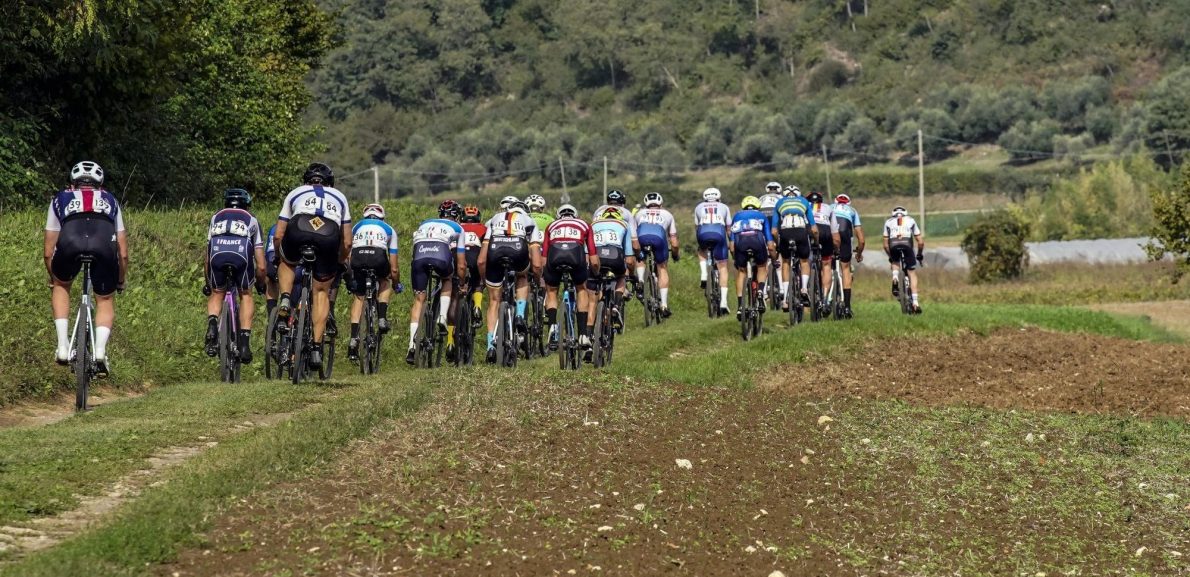 Ben Oliver zegeviert in Gravel and Tar na indrukwekkende solo