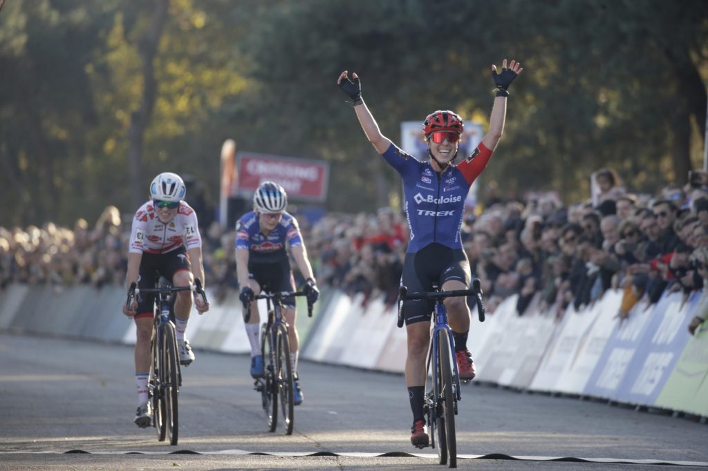 Shirin van Anrooij grijpt eerste wereldbekerzege tijdens GP Beekse Bergen: “Heel onverwacht”