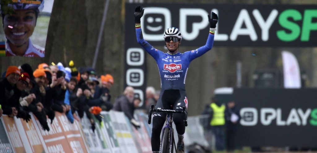 Ceylin del Carmen Alvarado soleert naar de zege in de Superprestige Merksplas