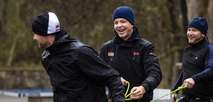 Mannen van Lotto-Dstny amuseren zich in Ardennen tijdens teambuilding