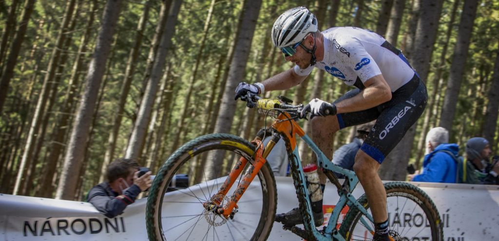 Victor Koretzky slaat dubbelslag in Short Track bij Wereldbeker Lake Placid, Sina Frei verrassende winnares