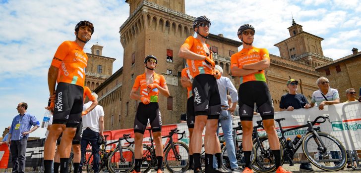 Enekoitz Azparren wordt prof bij Euskaltel-Euskadi, broer Xabier Mikel tekent bij