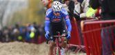 Mathieu van der Poel zegeviert in Wereldbeker Antwerpen, Wout van Aert tweede bij rentree