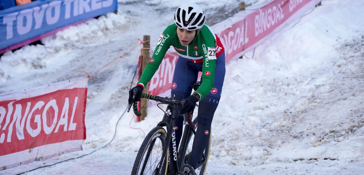 Silvia Persico ziet podium door haar vingers glippen: “Ik weet niet wat er gebeurde”