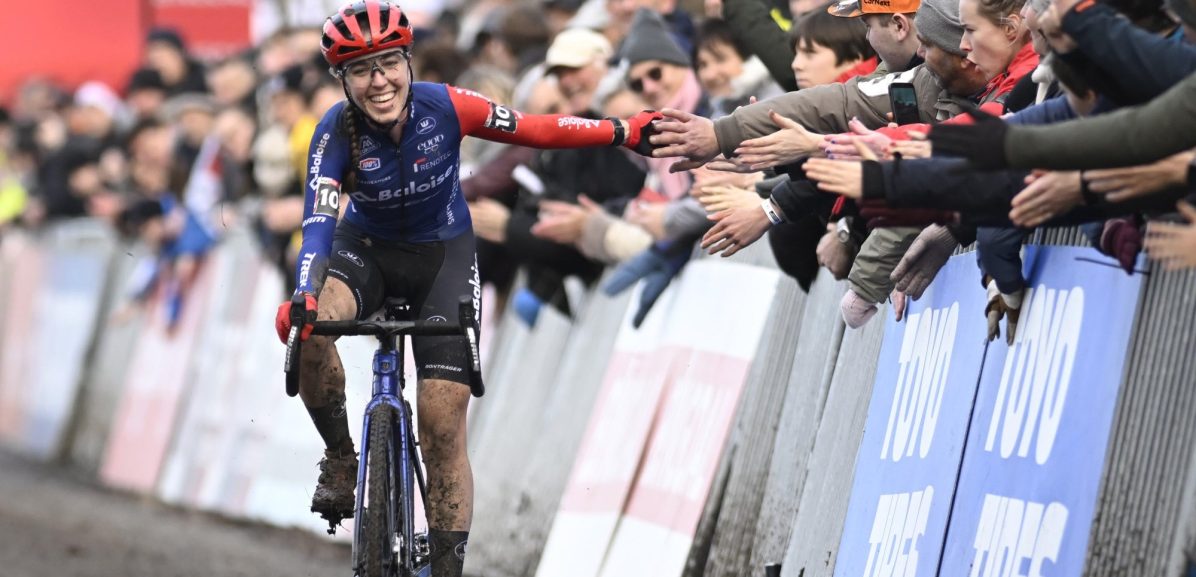 Shirin van Anrooij is ploeggenote Lucinda Brand de baas in Wereldbeker Gavere