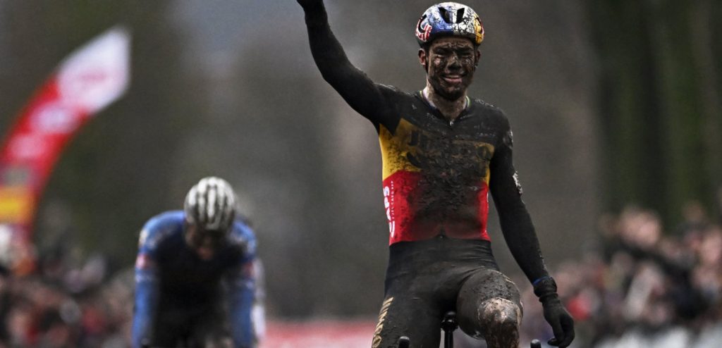 Wout van Aert klopt Mathieu van der Poel en Tom Pidcock in sprint met drie in Loenhout