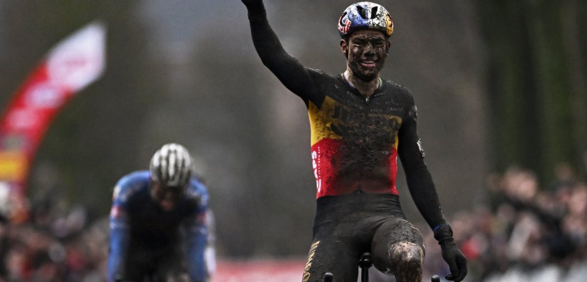 Wout van Aert klopt Mathieu van der Poel en Tom Pidcock in sprint met drie in Loenhout