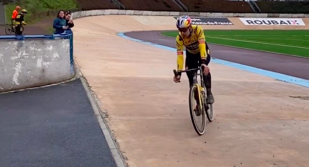 Wout van Aert en Dylan van Baarle verkennen alvast parcours Parijs-Roubaix